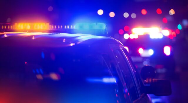 Tiroteo en el Condado de Chilton deja un muerto y confinamiento Luces de emergencia nocturnas de patrulla policial en operativo por tiroteo en el Condado de Chilton.