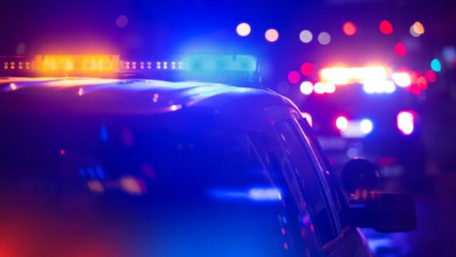Tiroteo en el Condado de Chilton deja un muerto y confinamiento Luces de emergencia nocturnas de patrulla policial en operativo por tiroteo en el Condado de Chilton.