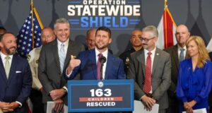 Rescatan a 163 niños en operación contra la trata en EE. UU. Autoridades de Florida anuncian en rueda de prensa el rescate de 163 niños en la operación Escudo Estatal.