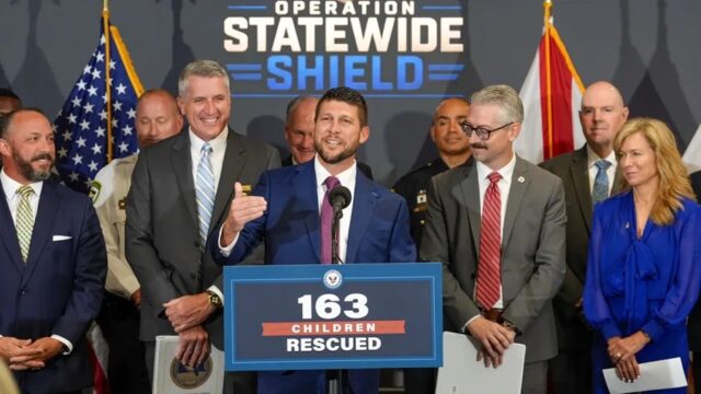 Autoridades de Florida anuncian en rueda de prensa el rescate de 163 niños en la operación Escudo Estatal.