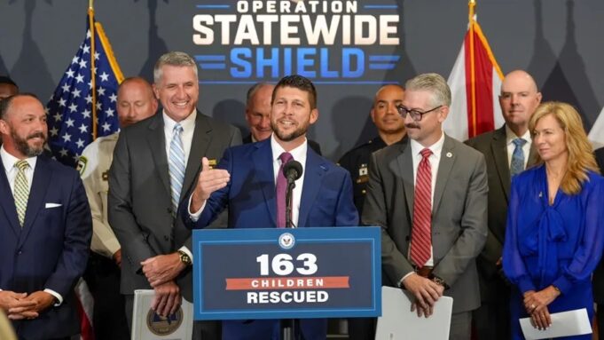 Rescatan a 163 niños en operación contra la trata en EE. UU. Autoridades de Florida anuncian en rueda de prensa el rescate de 163 niños en la operación Escudo Estatal.