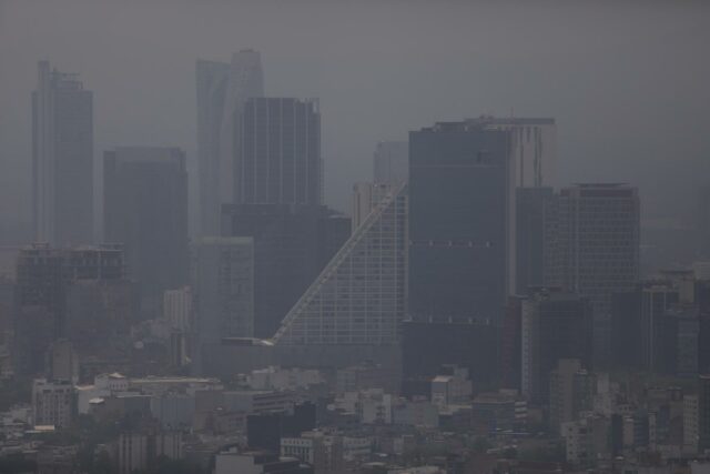 Asocian la contaminación atmosférica con una mayor actividad de la artritis reumatoide Vista panorámica de edificios urbanos cubiertos por una densa capa de contaminación atmosférica y smog.
