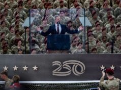 Dimisión en el Ejército de EE. UU. sacude el Pentágono Dan Driscoll emite un discurso frente a soldados durante un evento oficial del Ejército de Estados Unidos.