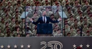 Dimisión en el Ejército de EE. UU. sacude el Pentágono Dan Driscoll emite un discurso frente a soldados durante un evento oficial del Ejército de Estados Unidos.