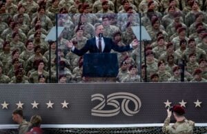 Dimisión en el Ejército de EE. UU. sacude el Pentágono Dan Driscoll emite un discurso frente a soldados durante un evento oficial del Ejército de Estados Unidos.