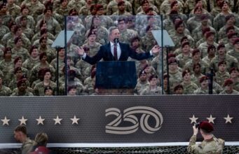 Dimisión en el Ejército de EE. UU. sacude el Pentágono Dan Driscoll emite un discurso frente a soldados durante un evento oficial del Ejército de Estados Unidos.