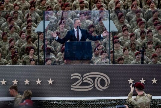 Dimisión en el Ejército de EE. UU. sacude el Pentágono Dan Driscoll emite un discurso frente a soldados durante un evento oficial del Ejército de Estados Unidos.