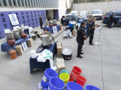 Desmantelan red del Cártel Jalisco con metanfetamina en Europa Rueda de prensa policial donde muestran utensilios e insumos incautados al Cártel Jalisco en Cataluña.