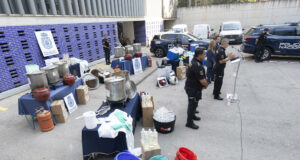 Desmantelan red del Cártel Jalisco con metanfetamina en Europa Rueda de prensa policial donde muestran utensilios e insumos incautados al Cártel Jalisco en Cataluña.