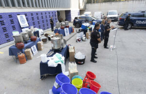 Desmantelan red del Cártel Jalisco con metanfetamina en Europa Rueda de prensa policial donde muestran utensilios e insumos incautados al Cártel Jalisco en Cataluña.