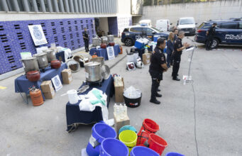 Desmantelan red del Cártel Jalisco con metanfetamina en Europa Rueda de prensa policial donde muestran utensilios e insumos incautados al Cártel Jalisco en Cataluña.