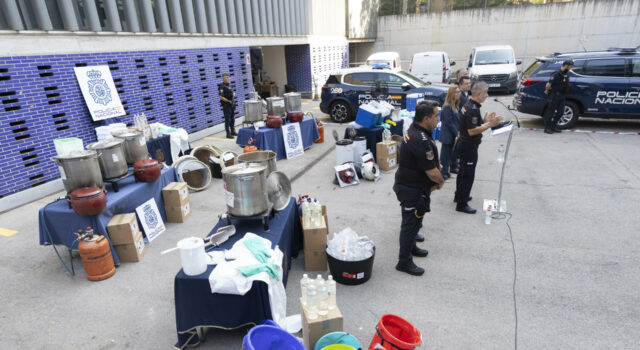 Desmantelan red del Cártel Jalisco con metanfetamina en Europa Rueda de prensa policial donde muestran utensilios e insumos incautados al Cártel Jalisco en Cataluña.