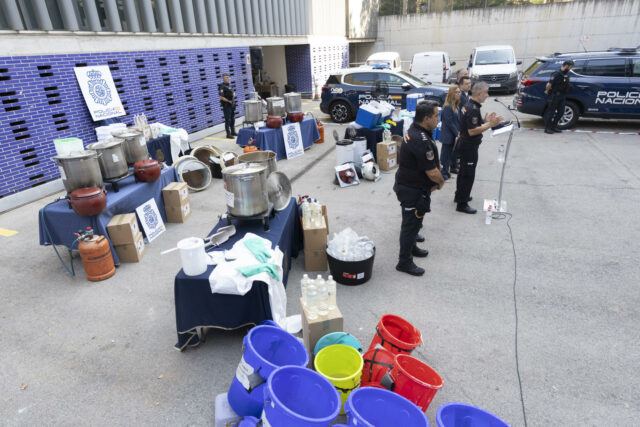 Rueda de prensa policial donde muestran utensilios e insumos incautados al Cártel Jalisco en Cataluña.