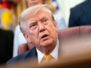 Trump evalúa destituir a Jeanine Pirro por caso en Washington Donald Trump mirando hacia arriba en una reunión oficial tras evaluar la destitución de Jeanine Pirro.
