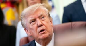 Trump evalúa destituir a Jeanine Pirro por caso en Washington Donald Trump mirando hacia arriba en una reunión oficial tras evaluar la destitución de Jeanine Pirro.