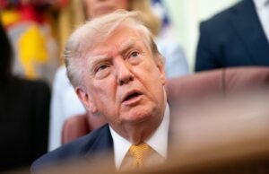 Trump evalúa destituir a Jeanine Pirro por caso en Washington Donald Trump mirando hacia arriba en una reunión oficial tras evaluar la destitución de Jeanine Pirro.