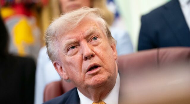 Trump evalúa destituir a Jeanine Pirro por caso en Washington Donald Trump mirando hacia arriba en una reunión oficial tras evaluar la destitución de Jeanine Pirro.
