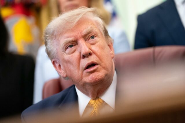 Donald Trump mirando hacia arriba en una reunión oficial tras evaluar la destitución de Jeanine Pirro.
