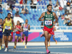 Eduardo Herrera gana oro en los Juegos Centroamericanos El atleta mexicano Eduardo Herrera corriendo en la pista de atletismo portando el número 454.