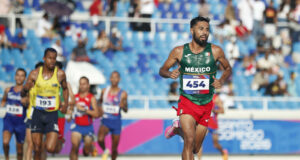 Eduardo Herrera gana oro en los Juegos Centroamericanos El atleta mexicano Eduardo Herrera corriendo en la pista de atletismo portando el número 454.