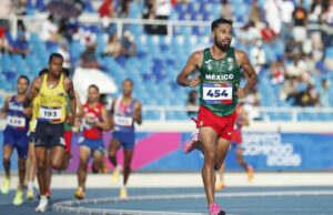 Eduardo Herrera gana oro en los Juegos Centroamericanos El atleta mexicano Eduardo Herrera corriendo en la pista de atletismo portando el número 454.