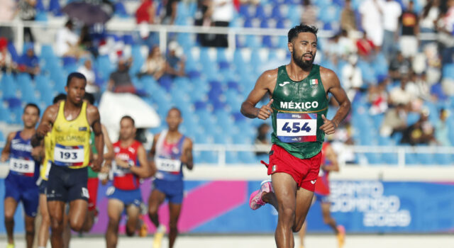 Eduardo Herrera gana oro en los Juegos Centroamericanos El atleta mexicano Eduardo Herrera corriendo en la pista de atletismo portando el número 454.