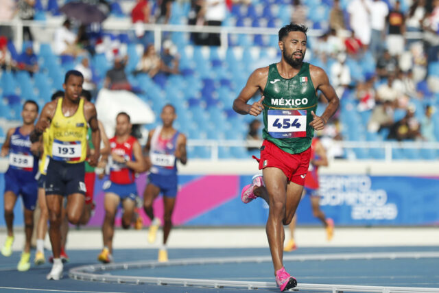 El atleta mexicano Eduardo Herrera corriendo en la pista de atletismo portando el número 454.