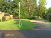 Dos menores acusados de homicidio con agravante en Tuscaloosa Zona residencial en Tuscaloosa acordonada con cinta de precaución policial tras un tiroteo mortal.