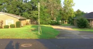 Dos menores acusados de homicidio con agravante en Tuscaloosa Zona residencial en Tuscaloosa acordonada con cinta de precaución policial tras un tiroteo mortal.