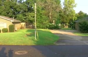 Dos menores acusados de homicidio con agravante en Tuscaloosa Zona residencial en Tuscaloosa acordonada con cinta de precaución policial tras un tiroteo mortal.