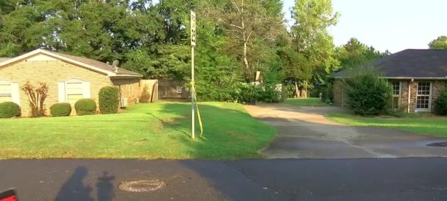 Zona residencial en Tuscaloosa acordonada con cinta de precaución policial tras un tiroteo mortal.