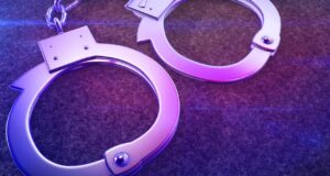 Arrestos en Alabama por red de contrabando en prisiones Esposas de metal iluminadas con luz violeta representativas del arresto por contrabando en prisiones.