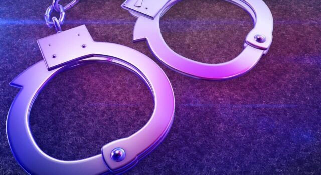 Arrestos en Alabama por red de contrabando en prisiones Esposas de metal iluminadas con luz violeta representativas del arresto por contrabando en prisiones.