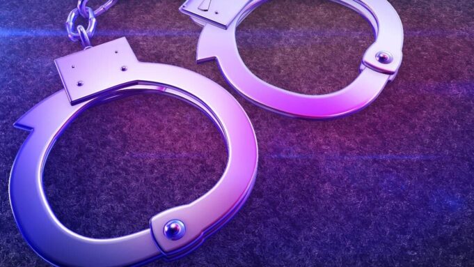 Arrestos en Alabama por red de contrabando en prisiones Esposas de metal iluminadas con luz violeta representativas del arresto por contrabando en prisiones.