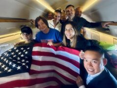 Rusia libera al exmarine Robert Gilman por vía humanitaria Robert Gilman junto a su madre Nancy y comitiva dentro de un avión sosteniendo la bandera de Estados Unidos tras ser liberado.