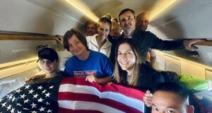 Rusia libera al exmarine Robert Gilman por vía humanitaria Robert Gilman junto a su madre Nancy y comitiva dentro de un avión sosteniendo la bandera de Estados Unidos tras ser liberado.
