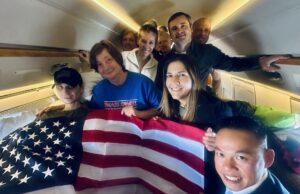 Rusia libera al exmarine Robert Gilman por vía humanitaria Robert Gilman junto a su madre Nancy y comitiva dentro de un avión sosteniendo la bandera de Estados Unidos tras ser liberado.