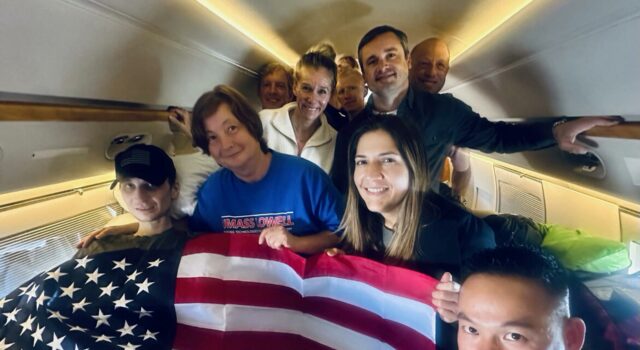 Rusia libera al exmarine Robert Gilman por vía humanitaria Robert Gilman junto a su madre Nancy y comitiva dentro de un avión sosteniendo la bandera de Estados Unidos tras ser liberado.