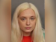 Condenan a madre por trágica muerte por fentanilo en Alabama Retrato policial de Farrah Bates, acusada por la muerte de su hija en Alabama.