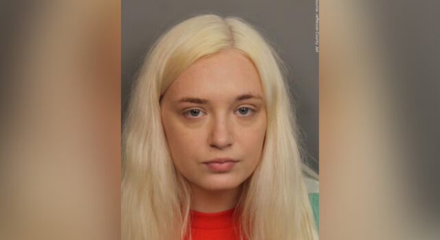 Condenan a madre por trágica muerte por fentanilo en Alabama Retrato policial de Farrah Bates, acusada por la muerte de su hija en Alabama.
