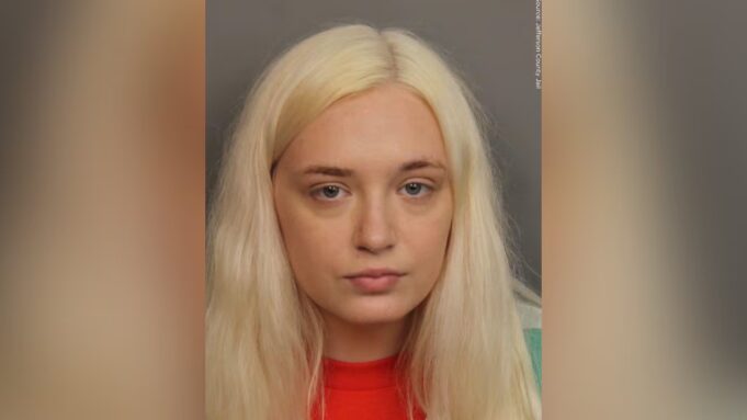 Condenan a madre por trágica muerte por fentanilo en Alabama Retrato policial de Farrah Bates, acusada por la muerte de su hija en Alabama.