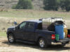 FGR desarticula centros ilícitos de combustible en México Camioneta Ford en zona rural cargada con tanque IBC de combustible y tambos asegurados por la FGR.