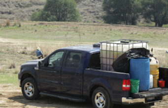 FGR desarticula centros ilícitos de combustible en México Camioneta Ford en zona rural cargada con tanque IBC de combustible y tambos asegurados por la FGR.