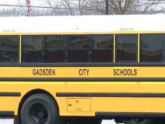 Gadsden City Schools renueva autobuses escolares con 1 millón Nuevo autobús escolar amarillo con la leyenda Gadsden City Schools en el lateral.