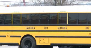 Gadsden City Schools renueva autobuses escolares con 1 millón Nuevo autobús escolar amarillo con la leyenda Gadsden City Schools en el lateral.