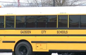 Gadsden City Schools renueva autobuses escolares con 1 millón Nuevo autobús escolar amarillo con la leyenda Gadsden City Schools en el lateral.