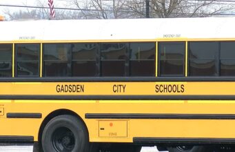 Gadsden City Schools renueva autobuses escolares con 1 millón Nuevo autobús escolar amarillo con la leyenda Gadsden City Schools en el lateral.