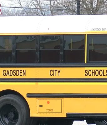 Gadsden City Schools renueva autobuses escolares con 1 millón Nuevo autobús escolar amarillo con la leyenda Gadsden City Schools en el lateral.