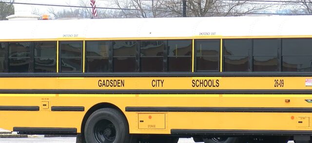 Nuevo autobús escolar amarillo con la leyenda Gadsden City Schools en el lateral.