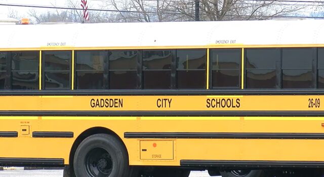 Gadsden City Schools renueva autobuses escolares con 1 millón Nuevo autobús escolar amarillo con la leyenda Gadsden City Schools en el lateral.